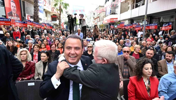 Antalya Büyükşehir Belediye Başkanı Muhittin Böcek, Kumluca Belediye Başkanı Mustafa Köleoğlu’nun Seçim Koordinasyon Merkezi açılışını yaptı