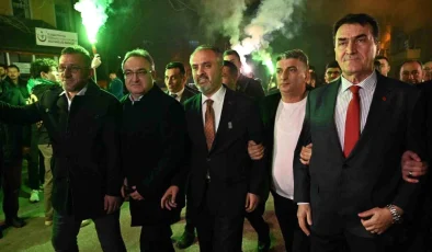 Bursa Büyükşehir Belediye Başkanı Alinur Aktaş, CHP’nin Bursa Büyükşehir Belediyesi Başkan adayı Mustafa Bozbey’in seçim beyannamesini eleştirdi