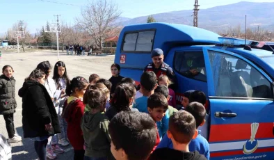 Çorum’da Jandarma Ekipleri Çocukları ve Aileleri Bilgilendiriyor