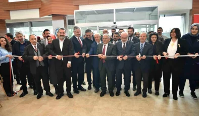 Kayseri Büyükşehir Belediye Başkanı Dr. Memduh Büyükkılıç, ‘Kendini Kuran Şehir: Kayseri’ Paneli’ne Katıldı