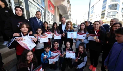 Mehmet Kasapoğlu İzmir’de Gençlik ve Spor projelerini anlattı
